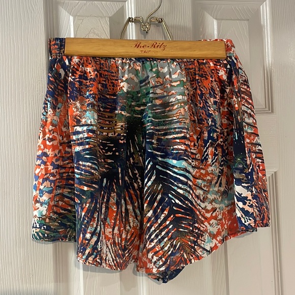 Multi- print shorts size small - Picture 1 of 4